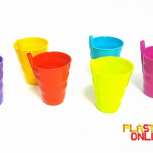 Plastična čaša sa slamčicom