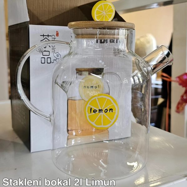 stakleni bokal od 2L, bokal sa drvenim poklopcem, bokal sa jagodicom, stakleni bokal sa cediljkom, elegantan bokal za posluživanje