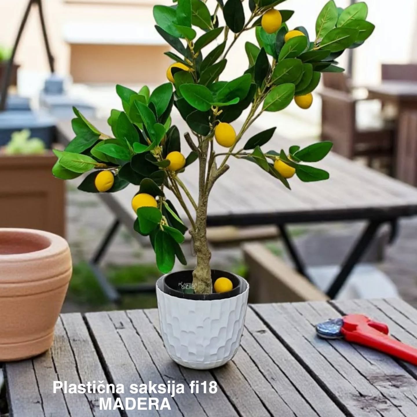 Plastična saksija fi18 MADERA, Dekorativne saksije, Najlepše saksije za cveće, Neobične saksije za cveće, Okrugle saksije, Saksije za cveće, Saksije za dvorište, Saksije za terasu, Ukrasne saksije, Ukrasne saksije za sobno cveće