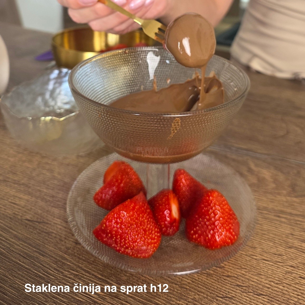 staklena činija na sprat h12cm, činija na sprat za posluženje, staklena činija za voće, činija za kolače, višenamenska staklena činija, dekorativna činija od stakla