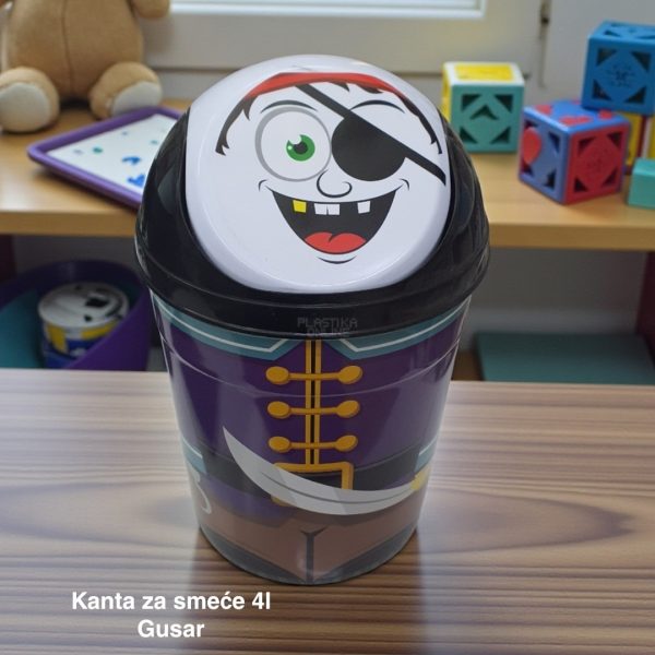 Kanta za smeće 4l , Kanta klatno dečija, Kanta za smeće za decu, Dečija kanta za smeće sa klatnom, Vesela kanta za decu, Kanta za odlaganje otpada, Praktična dečija kanta za smeće gusar