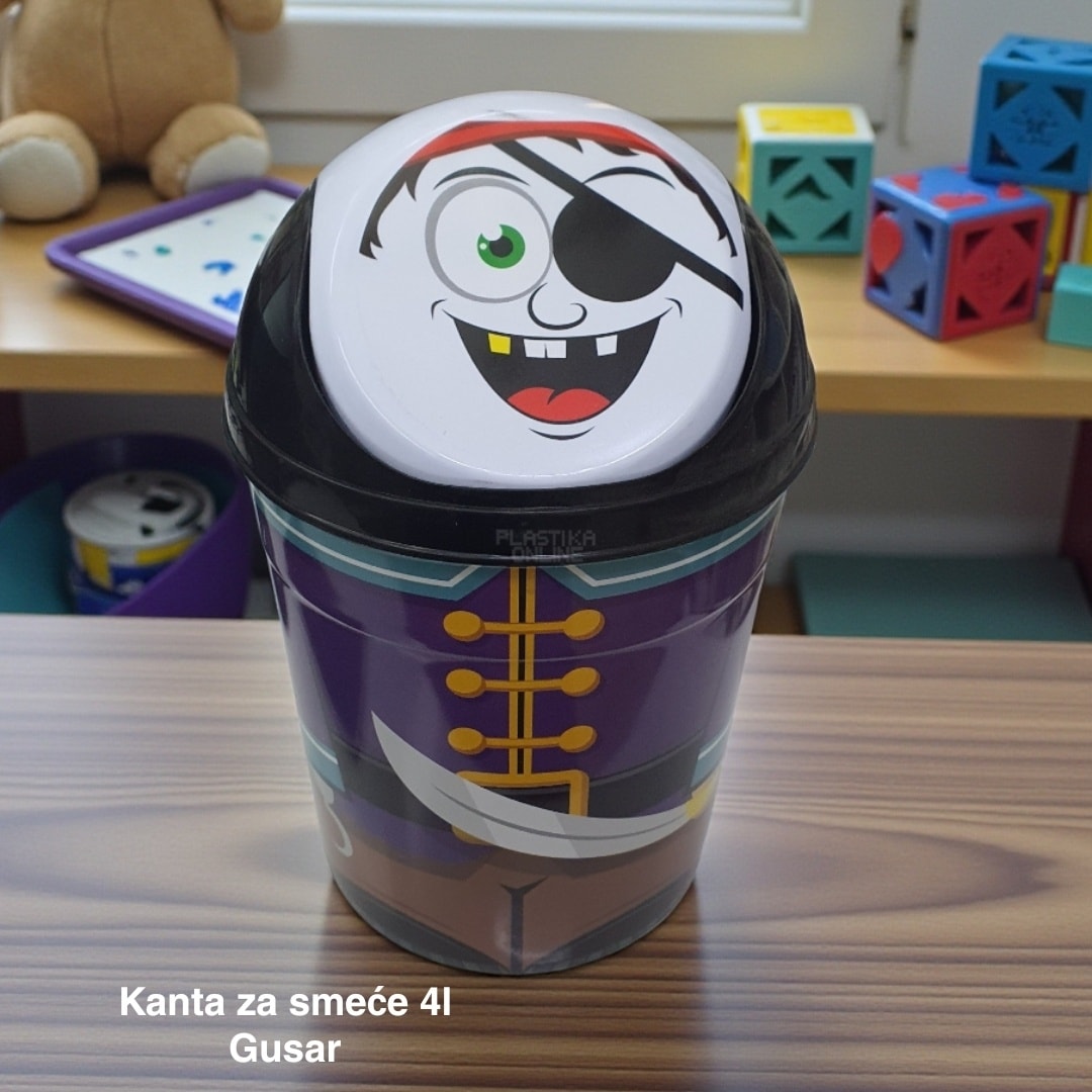 Kanta za smeće 4l , Kanta klatno dečija, Kanta za smeće za decu, Dečija kanta za smeće sa klatnom, Vesela kanta za decu, Kanta za odlaganje otpada, Praktična dečija kanta za smeće gusar
