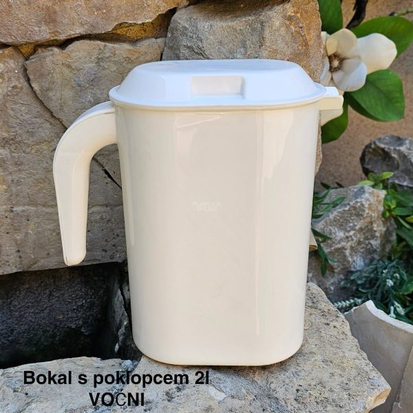 Bokal s poklopcem 2l Voćni, plastični bokal