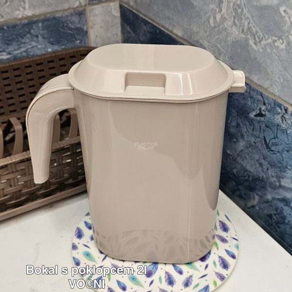 Bokal s poklopcem 2l Voćni, plastični bokal
