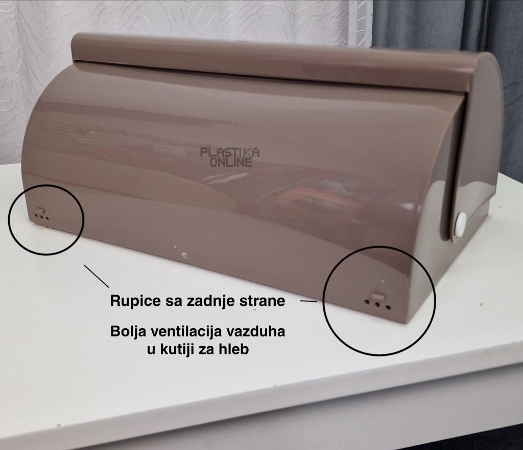 Kutija za hleb od plastike koja ima iza rupice za ventilaciju od kondenza