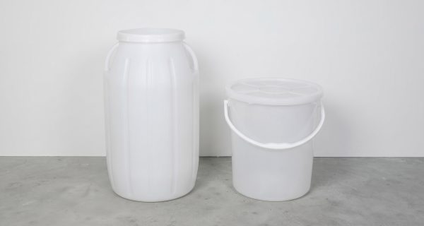 Plastično bure sa poklopcema na navoj i bure sa običnim poklopcem i ručkama