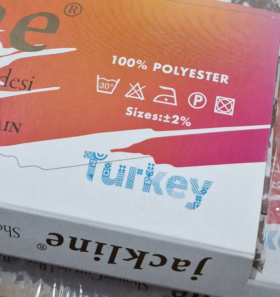 zavesa za kupatilo sa podacima za pranje i peglanje