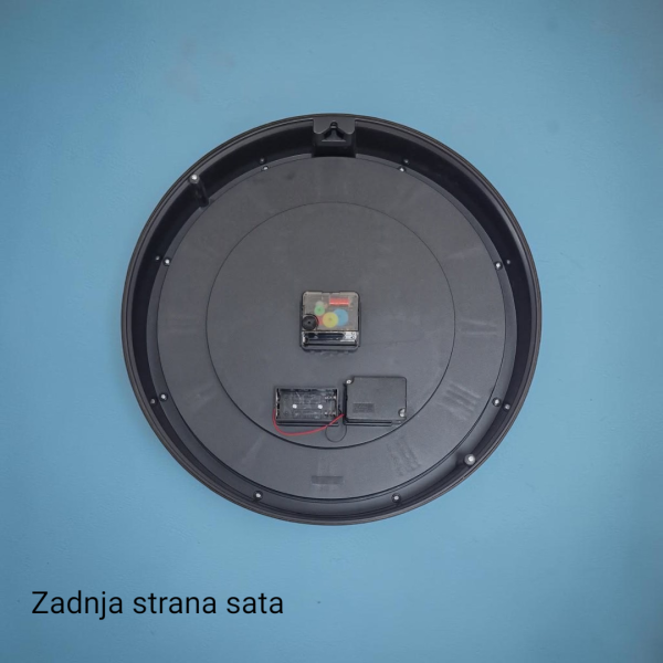 zidni sat sa zadnje strane